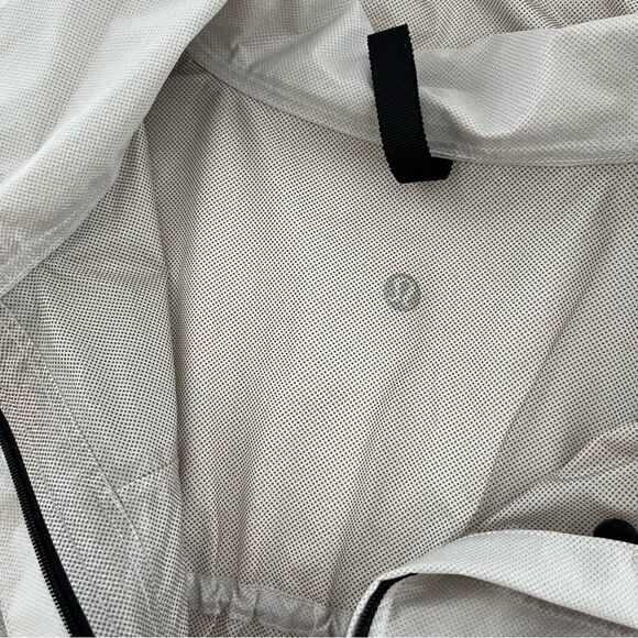 Lululemon Smooth Departure Windbreaker Long Jacket in Light Chrome, Size 4 - Picture 5 of 12